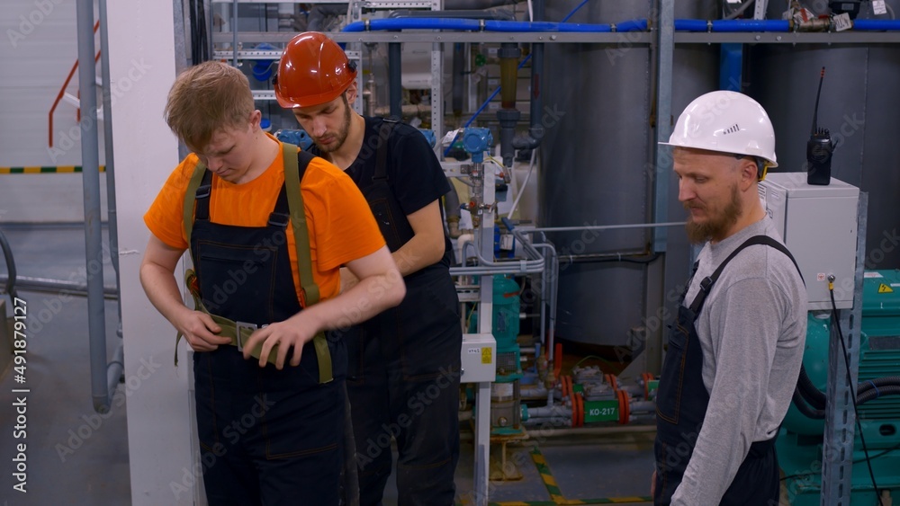 Workers are trained to put on a breathing mask before working in the production hall at the factory. Working in the oil and gas industry and ensuring safety for workers. Chemical industry operators Workers are trained to put on a breathing mask before working in the production hall at the factory. Working in the oil and gas industry and ensuring safety for workers. Chemical industry operators