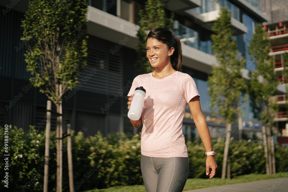 Fit athlete woman in sportswear outdoors. Young woman training outdoorsFit athlete woman in sportswear outdoors. Young woman training outdoors