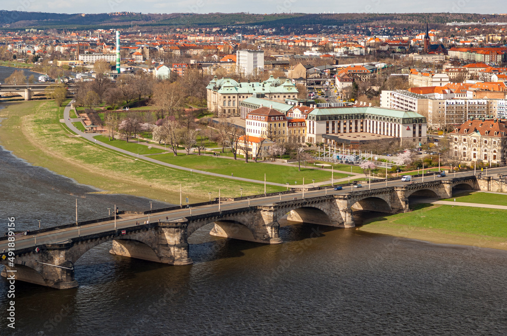 Stadtpanorama von Dresden mit der Elbe, dem Elbufer und der Augustusbrücke im Vordergrund