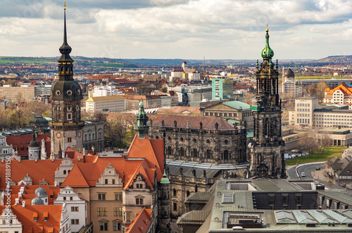 Blick von der Spitze der Frauenkirche über die Dächer der Altstadt von Dresden mit der Hofkirche, der Schatzkammer und dem Hausmannsturm im Vordergrund
