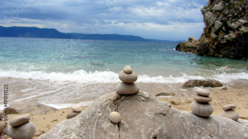Steinpyramide am Meer