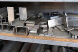 FU 2020-11-18 Metallbau 76 Auf dem Tisch liegen verschiedene Metallteile
