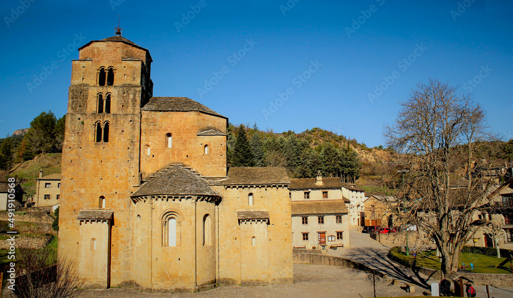 Panoramica pueblo del Pirineo de Huesca. Santa Cruz de la Seros