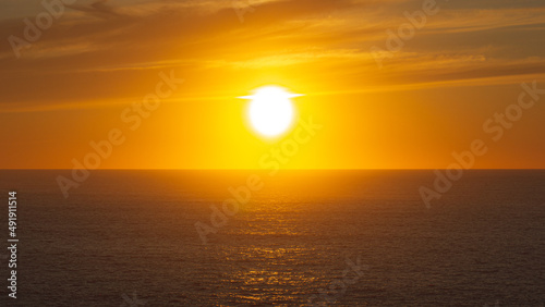 Fototapeta Naklejka Na Ścianę i Meble -  Sol al atardecer sobre el mar