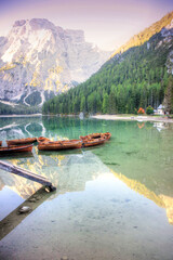 Fototapete Honigfarbe Blick auf den charakteristischen Pragser See Dolomiten Italien  © fotografiche.eu