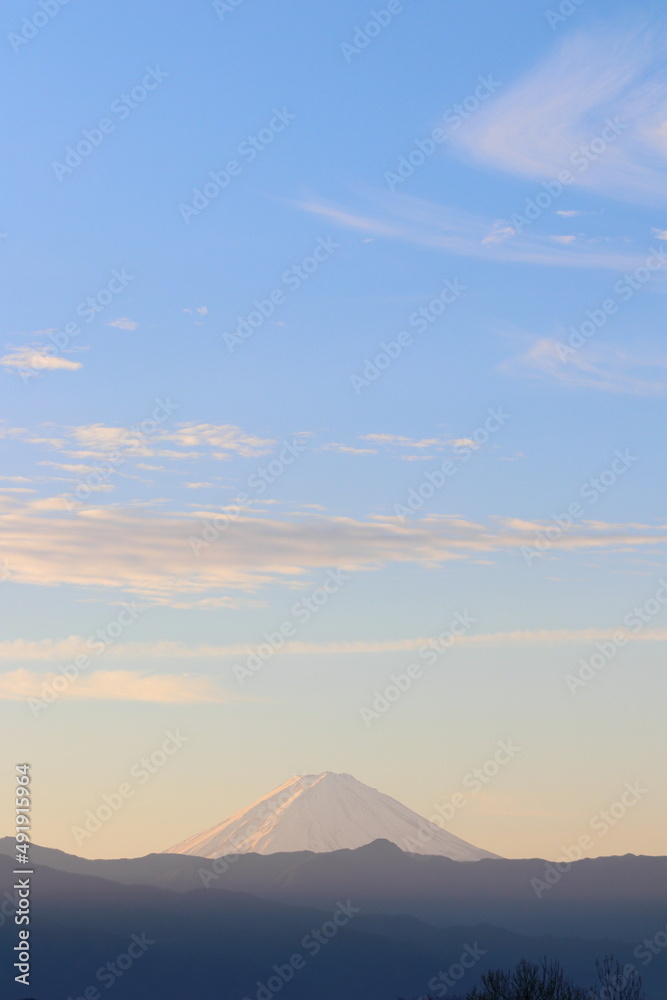 世界遺産　日本の富士山が 朝日が雪に反射して ピンク色の山と雲と空がとても綺麗で