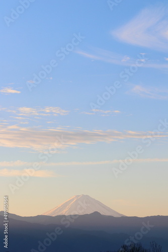 世界遺産　日本の富士山が 朝日が雪に反射して ピンク色の山と雲と空がとても綺麗で © Orange Bowl