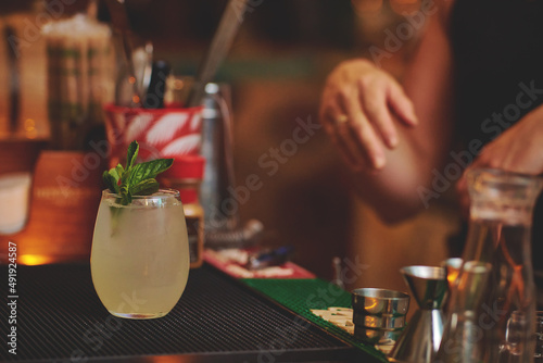 Cuadro en lienzo Female barman preparing drinks