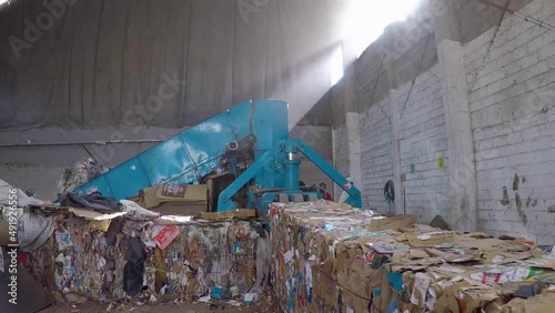 RECICLAJE DE CARTON MAQUINA COMPACTADORA CONTRALUZ