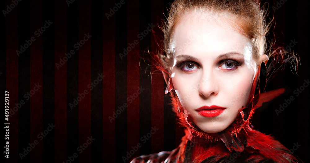 Φωτογραφία Caucasian ginger model with fantasy feathers makeup