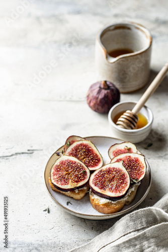 Canvastavla Sandwich with figs, cheese, thyme and honey on textured background