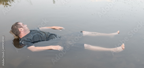 a corpse in the water, the body of a dead man was found by the lake near the pond, a drowned man was found