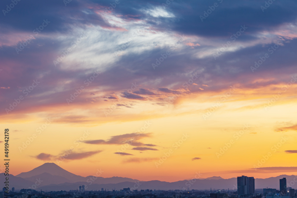 夕焼けの空と富士山　東京より