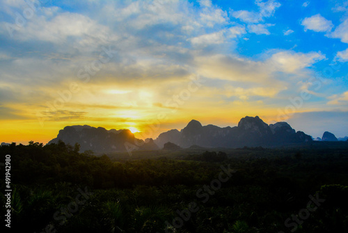 บรรยากาศยามเช้าก่อนที่ดวงอาทิตย์จะโผล่ขึ้นมาฉายแสงแรกของวันใหม่
