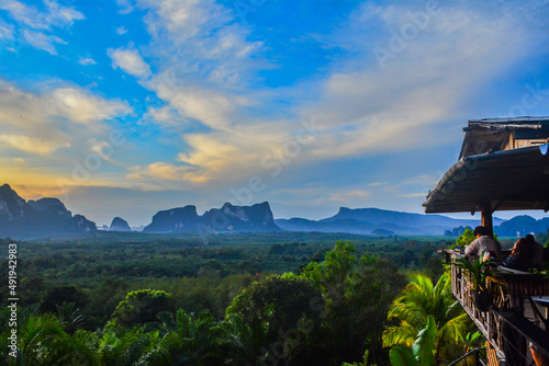 บรรยากาศยามเช้าก่อนที่ดวงอาทิตย์จะโผล่ขึ้นมาฉายแสงแรกของวันใหม่