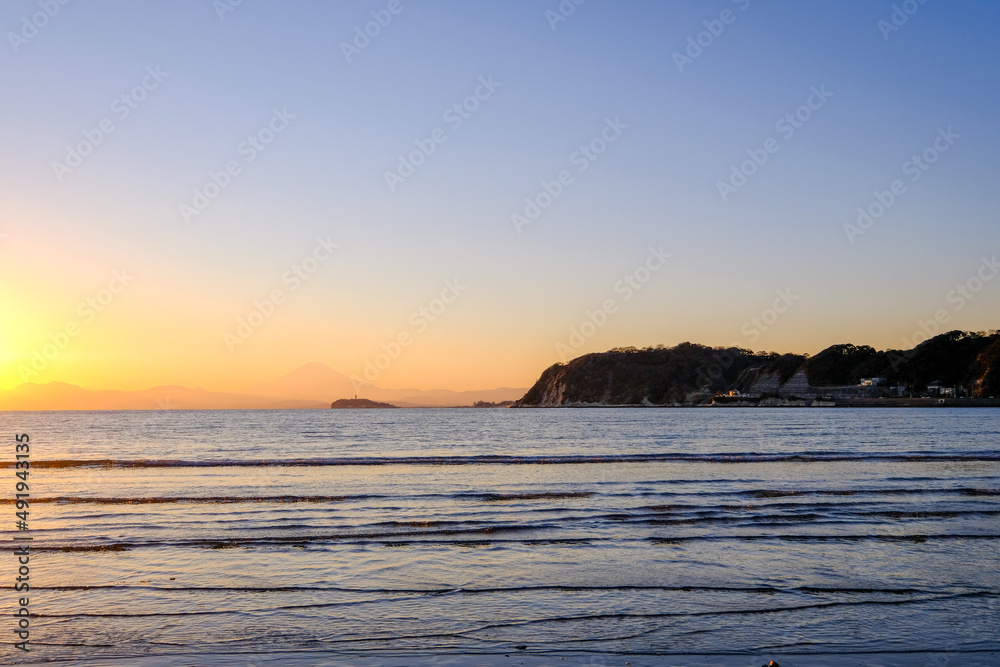 Fototapeta premium 神奈川県逗子市の逗子海岸からの夕日