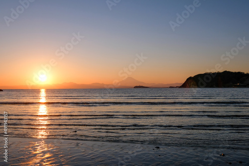 神奈川県逗子市の逗子海岸からの夕日 © Kazu8