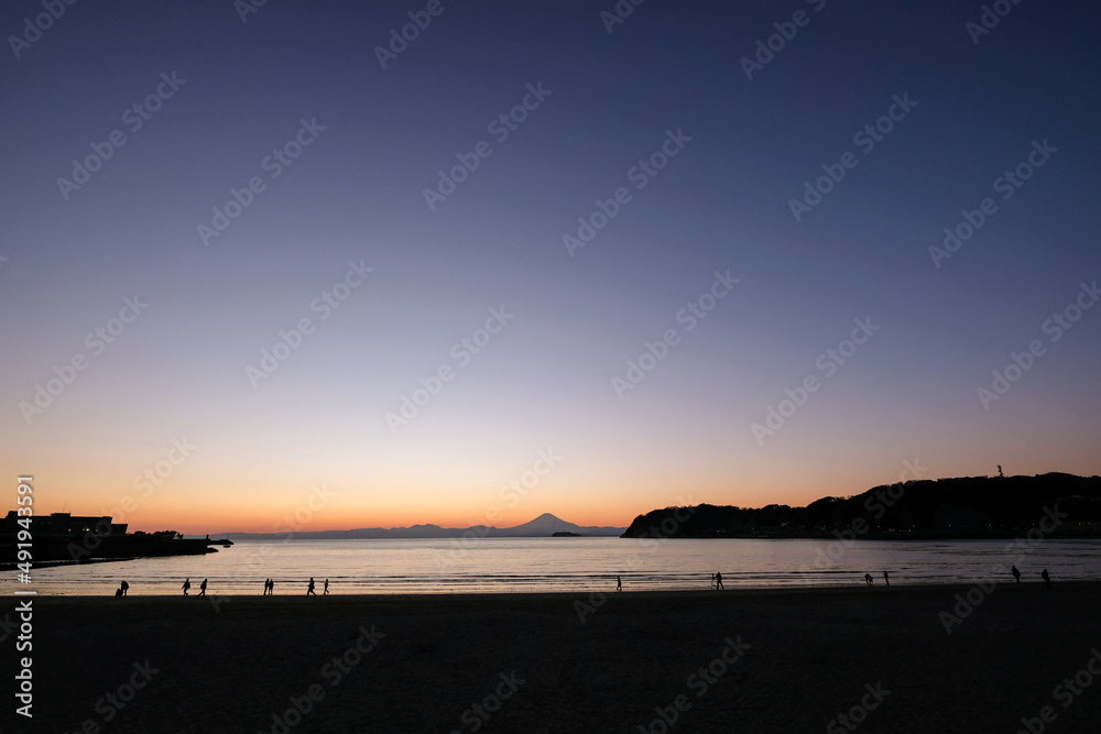 Obraz premium 神奈川県逗子市の逗子海岸からの夕日