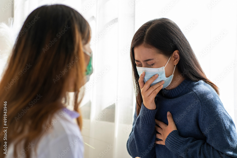 The patient wears a mask, chest pain, cough, sore throat for the doctor to wear a mask to treat in the clinic. The patient wears a mask, chest pain, cough, sore throat for the doctor to wear a mask to treat in the clinic.