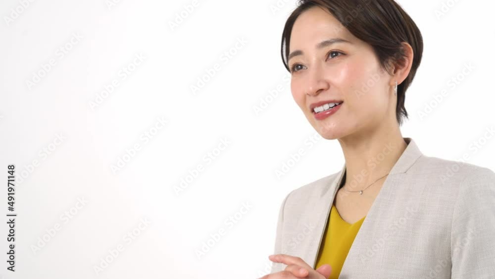 話をする日本人女性 話をする日本人女性
