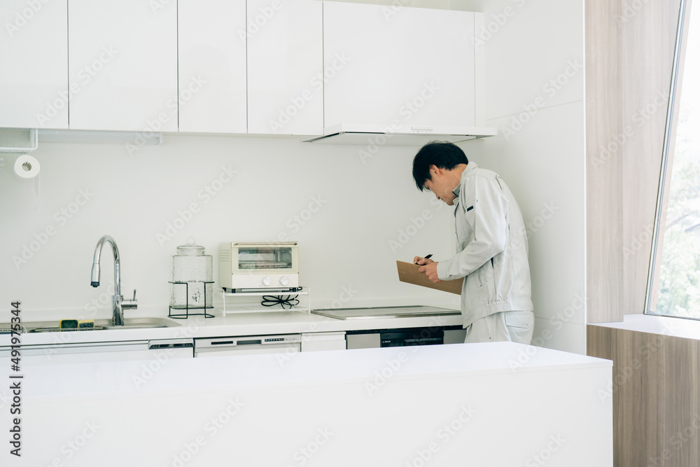 キッチンと作業着姿の男性（IH）
