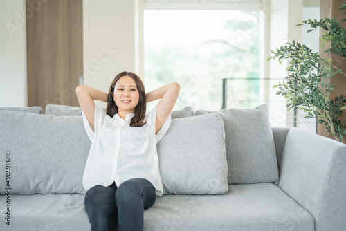 部屋でリラックスする女性 