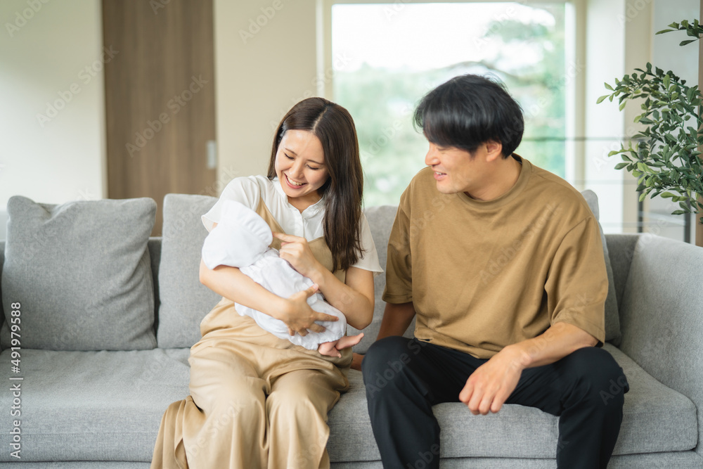 ソファで赤ちゃんを抱く男女
ソファで赤ちゃんを抱く男女