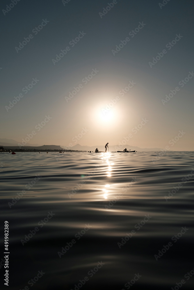 Piękny zachód słońca w Grecji, morze śródziemne, wybrzeże Krety, relaks nad wodą - obrazy, fototapety, plakaty 