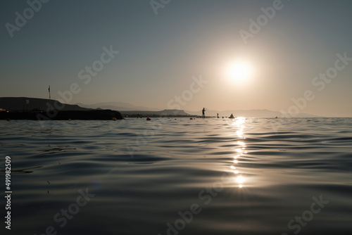 Fototapeta Naklejka Na Ścianę i Meble -  Piękny zachód słońca w Grecji, morze śródziemne, wybrzeże Krety, relaks nad wodą