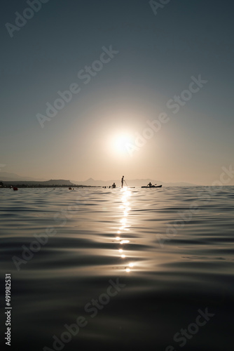 Fototapeta Naklejka Na Ścianę i Meble -  Piękny zachód słońca w Grecji, morze śródziemne, wybrzeże Krety, relaks nad wodą