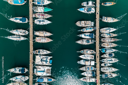 Marina i port w Grecji, na Krecie, dużo łodzi i jachtów zacumowanych w porcie, piękna pogoda, ujecie z drona photo