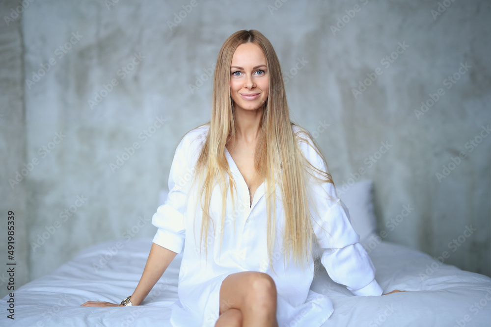 Naklejka premium Happy blonde woman smiling at home