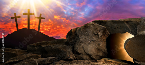 Ostern religiöser Hintergrund Grußkarte - Kreuzigung und Auferstehung Jesus Christus in Golgatha (Golgota), mit hell erleuchterter Grabstätte und drei Kreuzen
