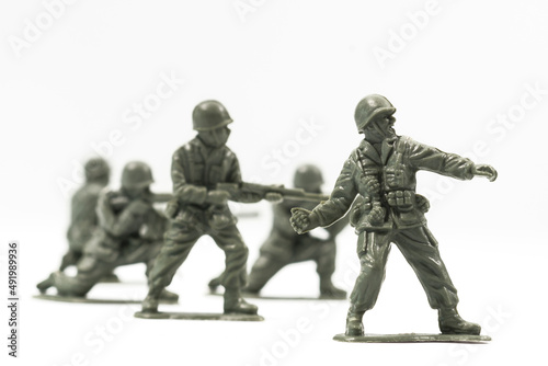Plastic toy soldiers are arranged in a conflict situation and set against a white background.  © Stefan Mokrzecki