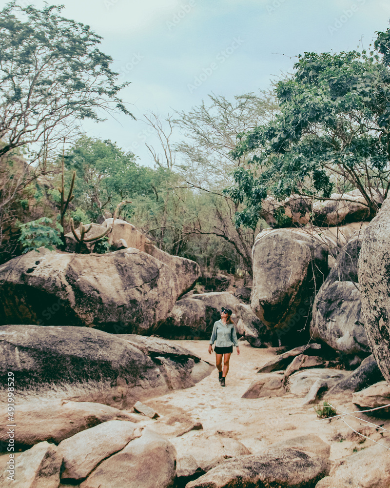 mulher caminhando no leito seco do rio em Baraúna, Paraíba mulher caminhando no leito seco do rio em Baraúna, Paraíba