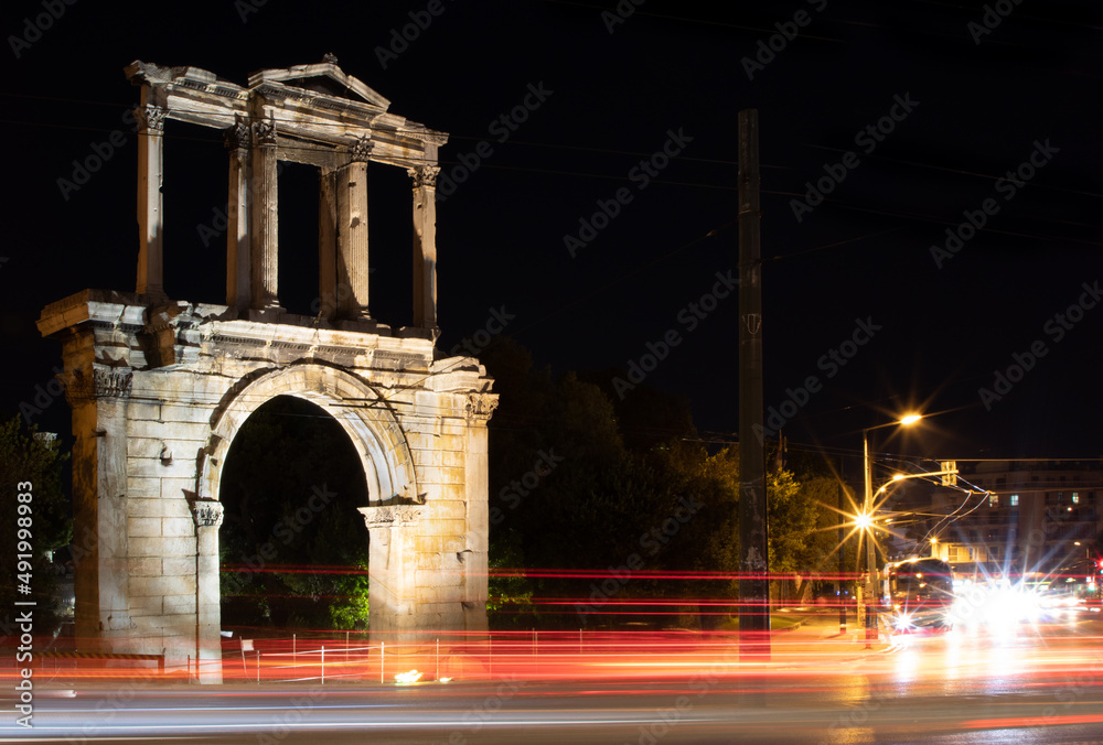 Fototapeta premium Nightscape in the centre of Athens, Greece. Ancient arch 