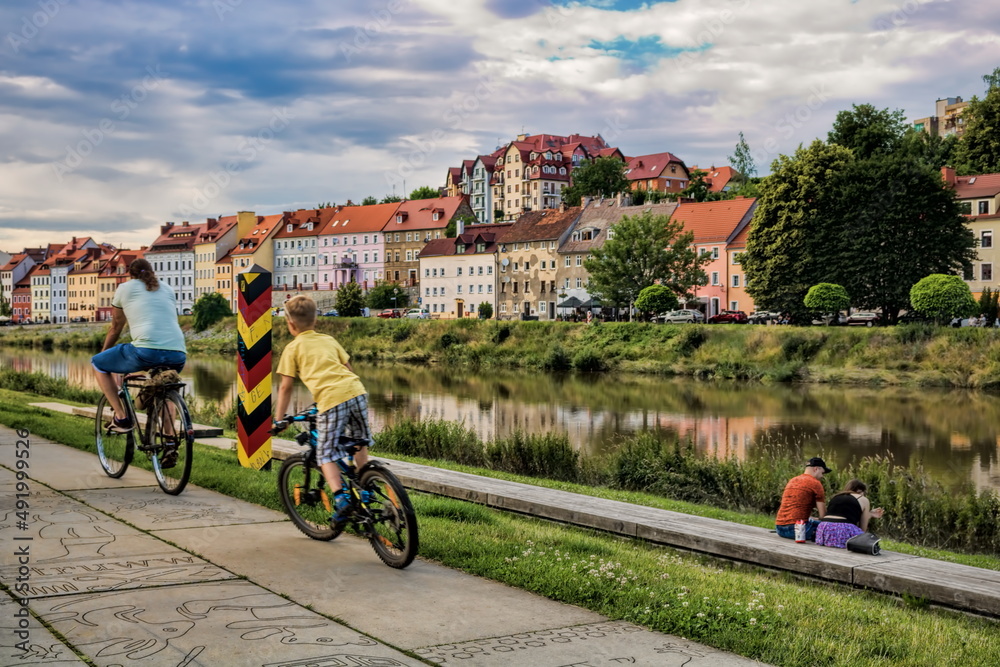 görlitz, deutschland - uferweg an der neiße mit blick nach zgorzelec