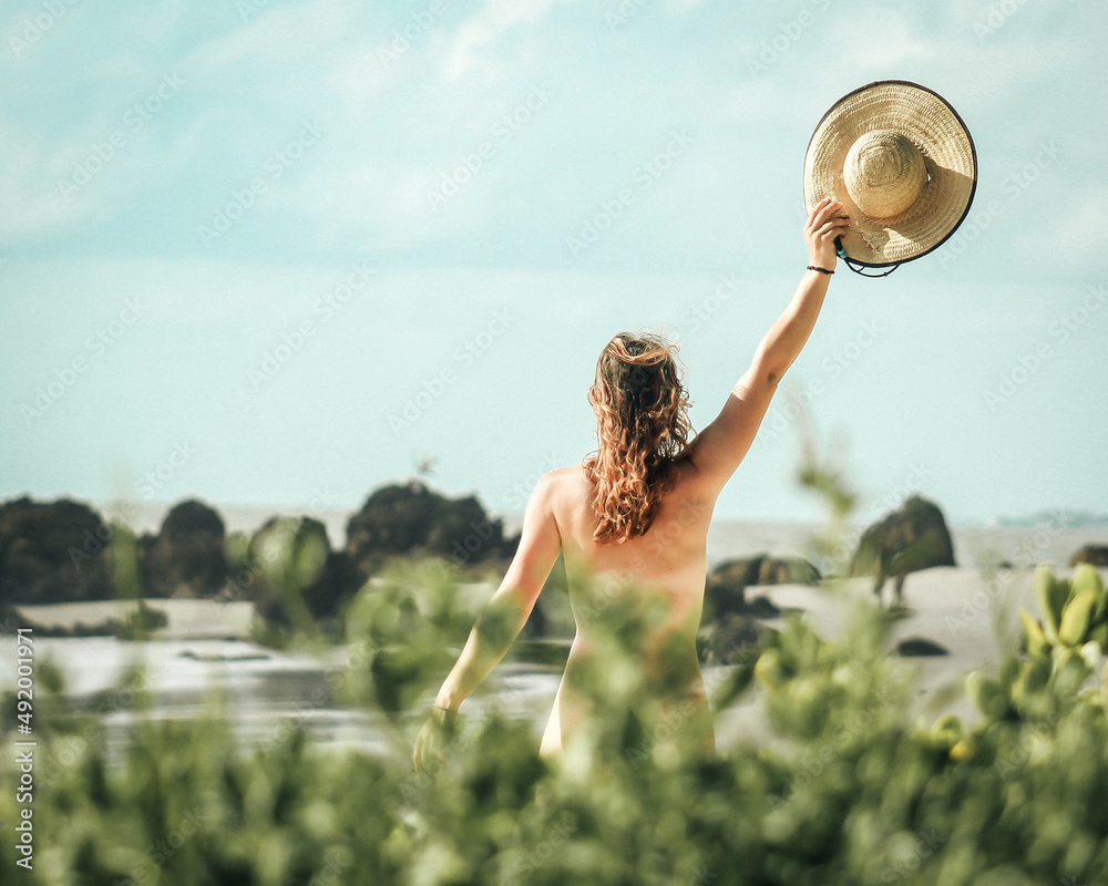 Mulher de costas fazendo topless na praia naturista de Tambaba, CONDE,  PARAÍBA Stock-foto | Adobe Stock