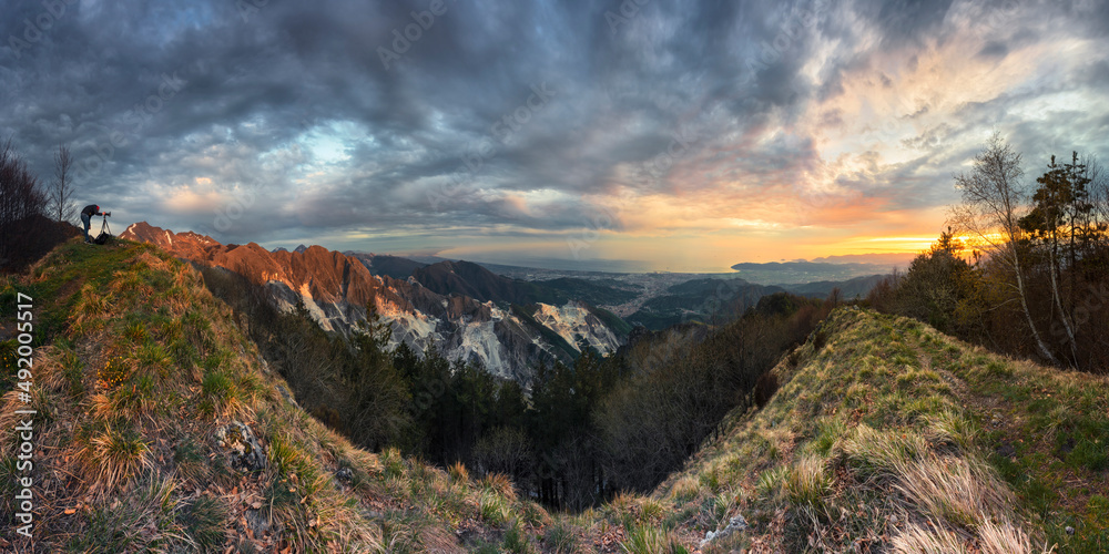 Panoramica dai Prati di Campocecina sopra Carrara, Monte Borla, Alpi Apuane, Massa-Carrara provincia, Toscana, Italia, Europa 