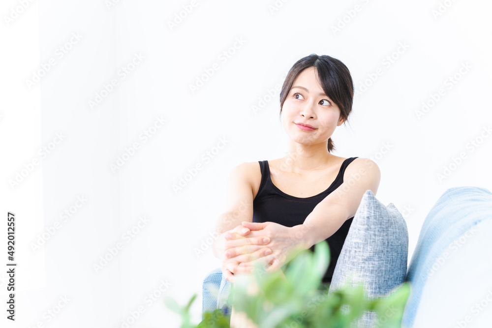 リラックスをする若い女性