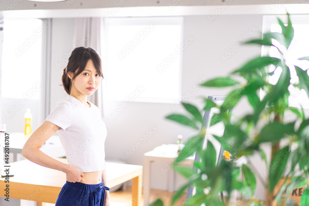 ダイエットをする若い女性 ダイエットをする若い女性
