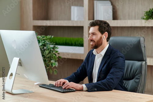 Obraz na plátně Representive practitioner leads online training wearing a suit and headset, with