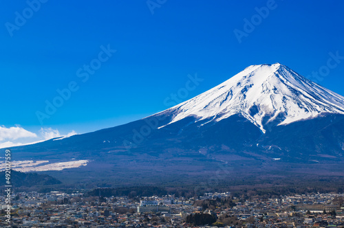 富士山と富士吉田市街 冬景