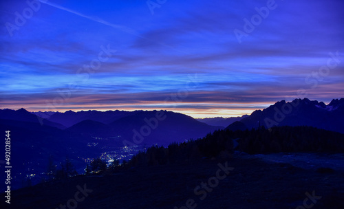 Sonnenaufgang, Morgendämmerung, Morgenrot, Himmel, Berge, Silhouette, Nacht, Tag, Dämmerung, blaue Stunde, Sonne, Sonnenstrahlen, leuchten, anleuchten, erstrahlen, Wolken, Wolkenschleier, Rot, Orange,