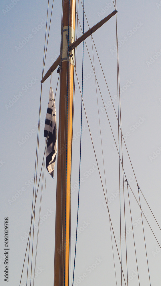 Obraz premium Rangées de bateaux amarrés, à Port-Leucate, sous un temps particulièrement ensoleillé