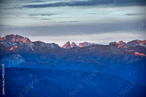 Abend, Abenddämmerung, Dämmerung, dämmern, Alpen, Hochstein, Lienzer Dolomiten, Wald, Lärchen, Lärche, Baum, Lärchenwald, Silhouette, Lienz, Osttirol, Himmel, Abendrot, Sonnenuntergang, Blaue Stunde, 