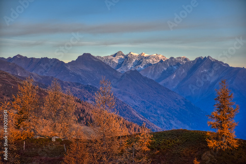 Sonnenuntergang, Alpen, Herbst, Abend, Abendstimmung, Sonne, Feuerball, rot, gelb, orange, Herbststimmung, Abendrot, Dämmerung, Licht, Schatten, Sonnenstrahl, Sonnenstrahlen, Baum, Bäum, Silhouette, L