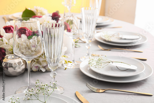 Stylish table setting for wedding with gypsophila flowers © Pixel-Shot