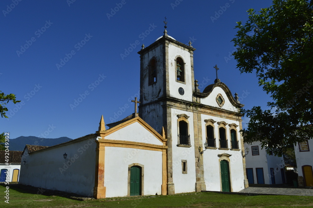 Igreja do centro histórico de Paraty com céu azul