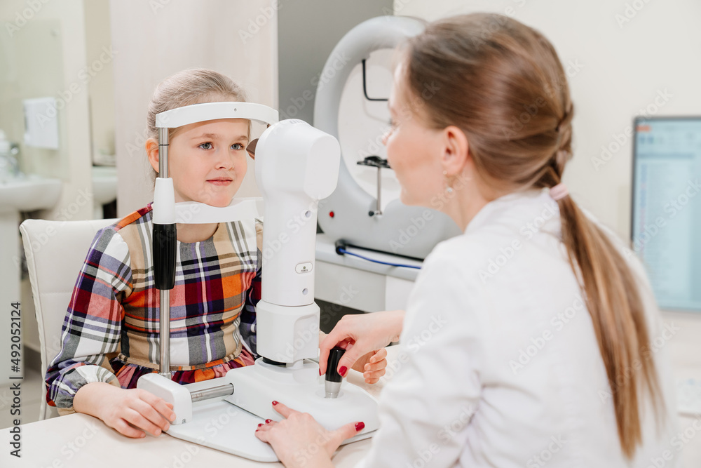 Fototapeta premium ophthalmologist examines the girl on a corneo topographer. modern clinic.